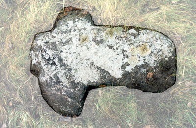 Каменный крест расположенный в 10м к западу от места церкви