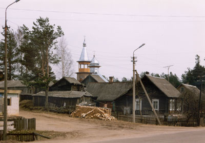 Вид на церковь со стороны реки Идрянки