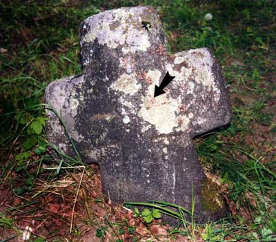 Каменный крест с выпуклым крестом