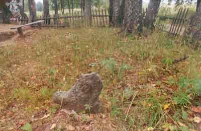 Один из каменных крестов на кладбище