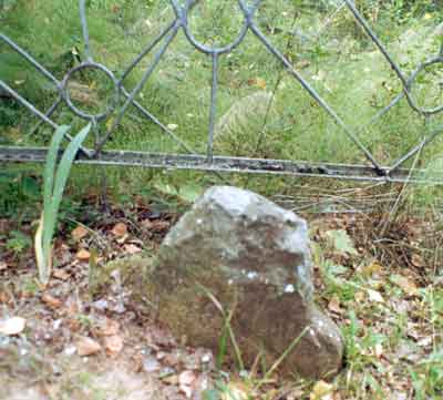 Один из каменных крестов на кладбище