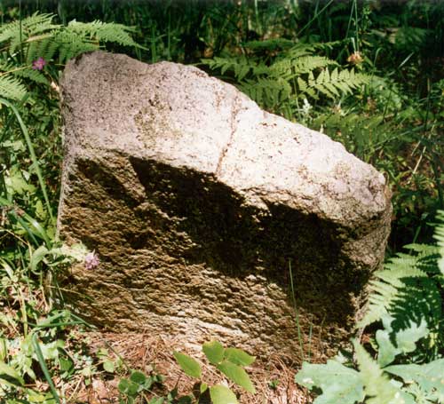 Надгробная плита с выбитым на ней крестом
