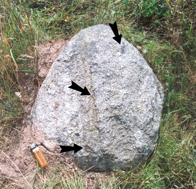 Камень с символами и линиями искусственного происхождения