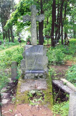 Надгробие с каменным крестом