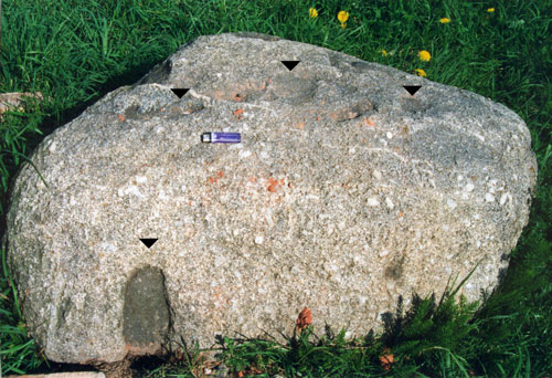 Камень-следовик с западной стороны