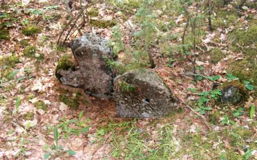 Каменный крест и надгробная плита