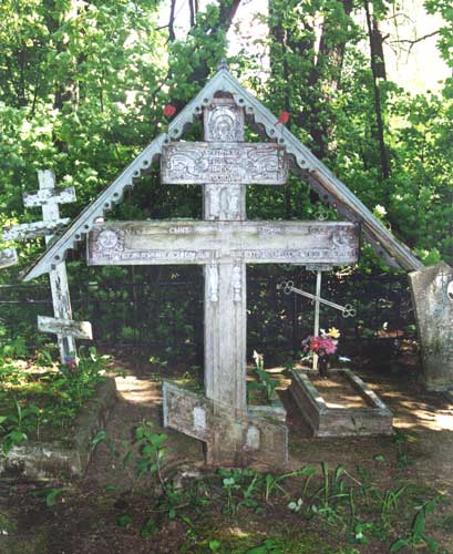 Резной старообрядческий крест начала XX века на кладбище